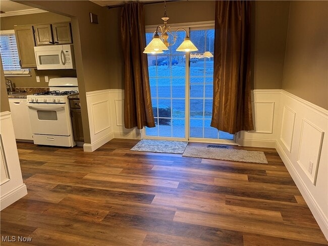 Building Photo - 195 Surrey Ln