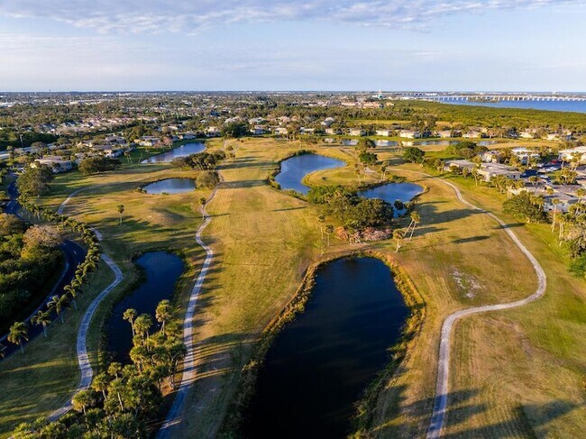 Building Photo - 2 Vis Gdns Trl