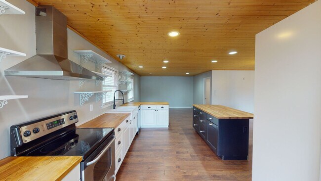Building Photo - Cottage Style Home in Pinehurst $500 OFF 1...