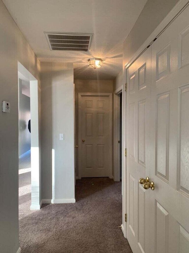 Building Photo - 772 Rosslyns Dale