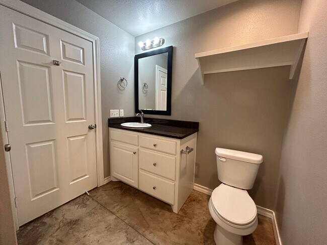 Building Photo - Beautiful Home Located Near High School, T...