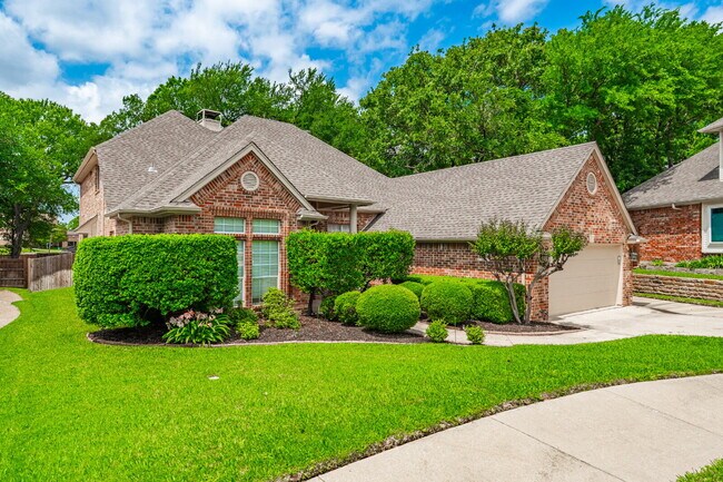 Building Photo - Perfect blend of comfort, style, and convenience.