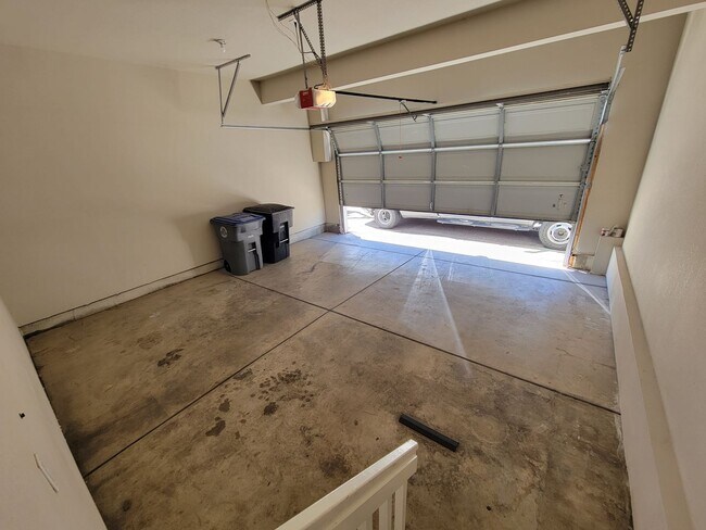 Building Photo - Spacious 3 level, 4 bedroom townhome with attached 2 car garage at Silver Meadows Townhomes on Lo...