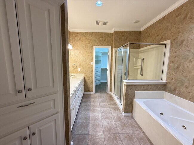 Building Photo - Modern Comfort Meets Cozy Living on Casual Cir!