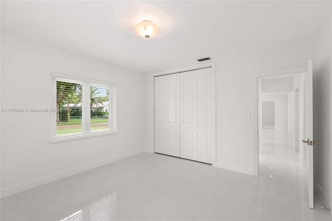 Building Photo - 439 Bargello Ave