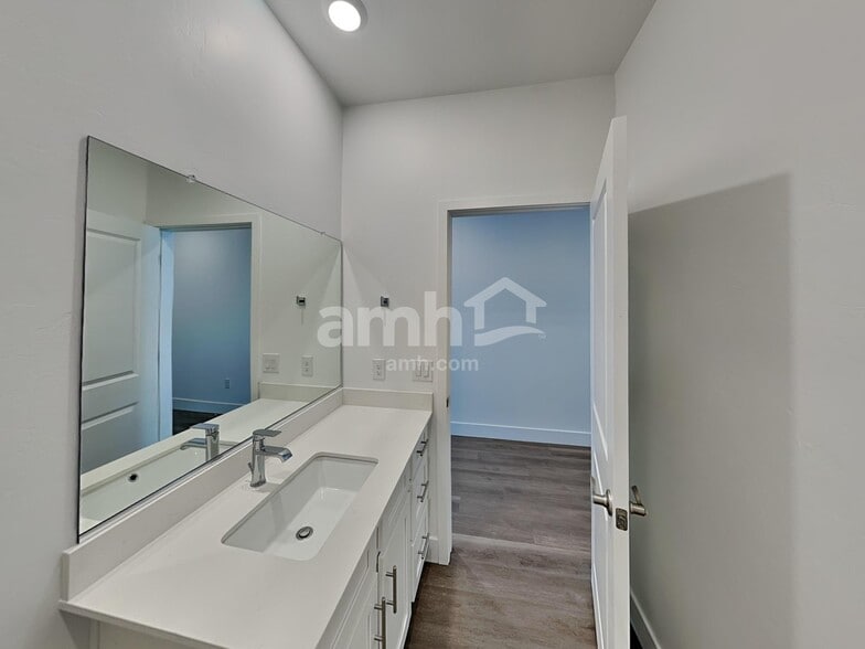 Building Photo - 9559 E Friedel Dr