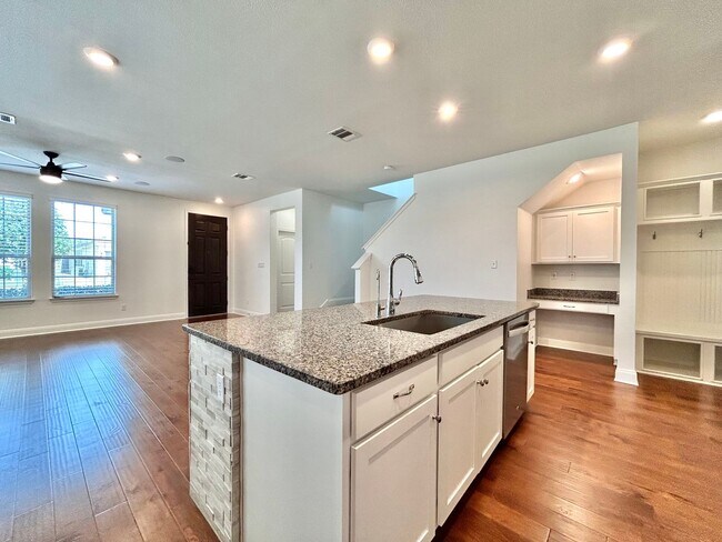 Building Photo - Beautiful and Contemporary 3 BR / 2.5 BA H...