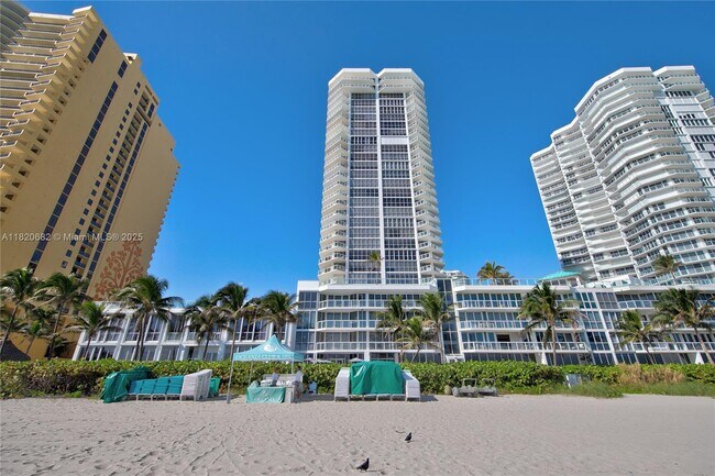 Building Photo - 16425 Collins Ave