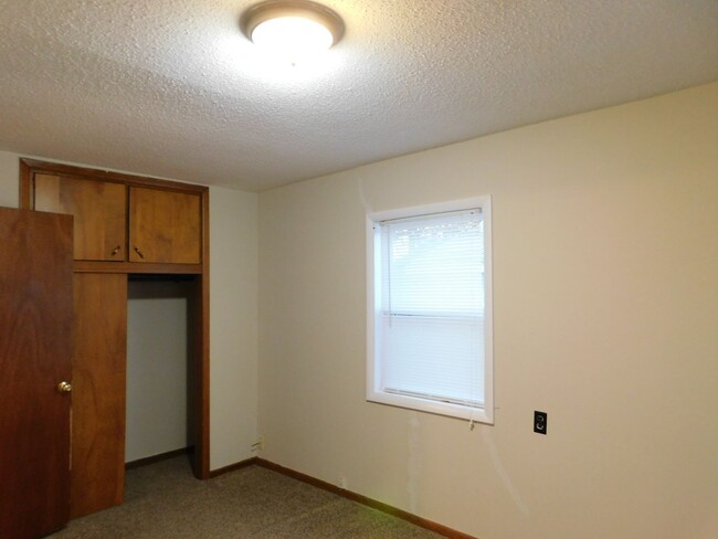 Building Photo - Great 2 bedroom/1 bath home with 2 car gar...