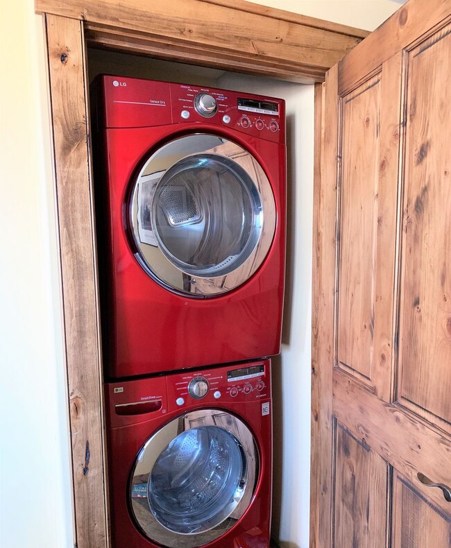 Building Photo - Perfectly Located Crestview Condo - Fully ...