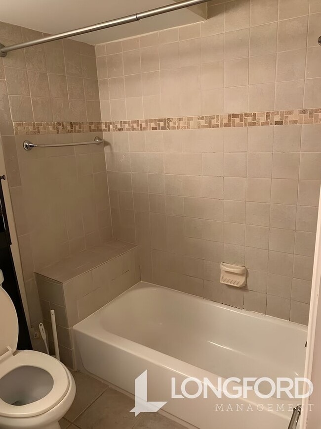 Building Photo - Spacious 2 Bed English Basement!  APPLY TO...