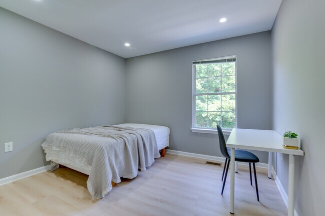 Upper Level Room 1 - 13032 Limestone Ct