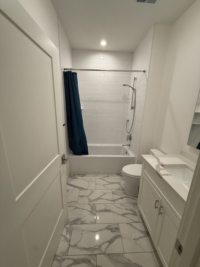 Building Photo - 946 Saratoga St