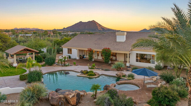 Building Photo - 5910 E Cielo Run S