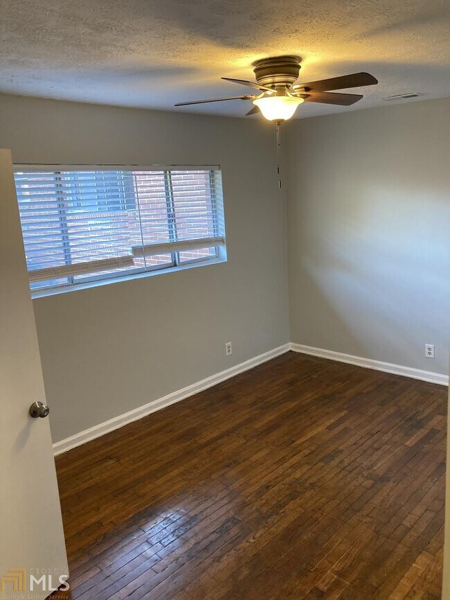 Building Photo - 615 3rd Ave