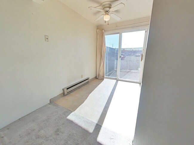 Building Photo - 2 Bedroom Townhouse ~ Centrally Located
