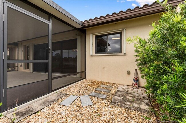 Building Photo - 3281 SW Bobalink Way