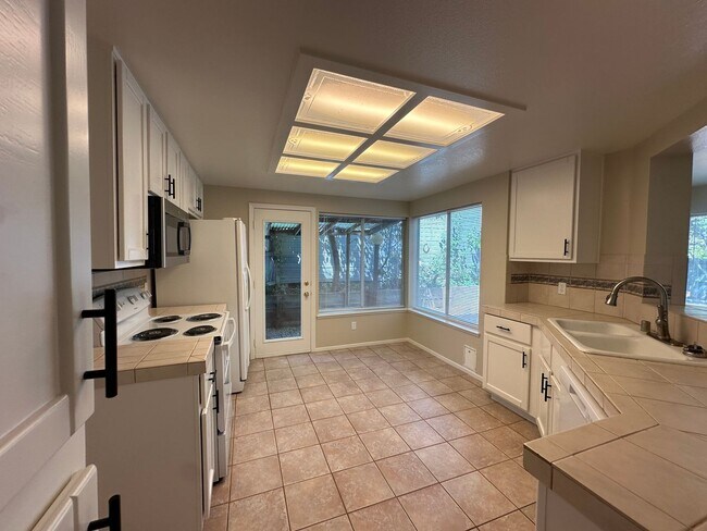 Building Photo - 2-Bedroom Home with Loft in Lakeridge Springs