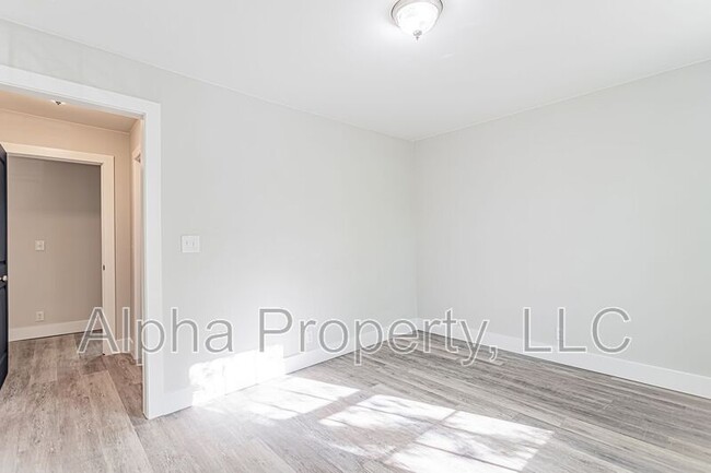 Building Photo - 741 Anderson Dr