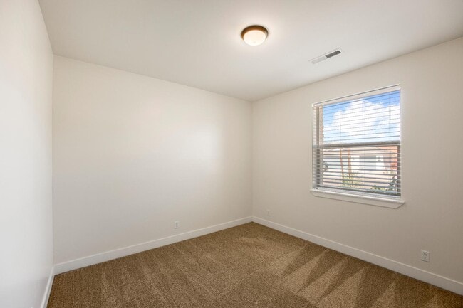 Building Photo - 646 N Sandy Talus Dr