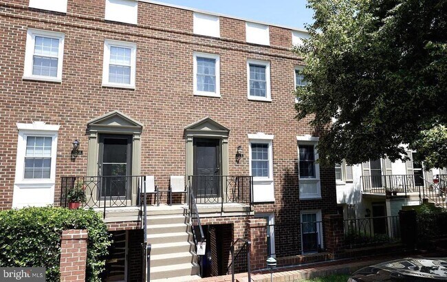 Building Photo - 3251 Sutton Pl NW