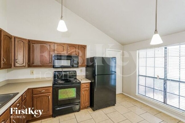 Building Photo - 2404 Busch Dr