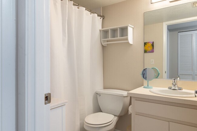 Building Photo - Conveniently located, furnished, 2 Bed, 2 ...