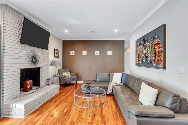 Building Photo - 2418 Bollingbrook Dr SW