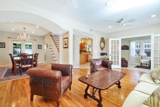 Building Photo - 607 Flamingo Dr