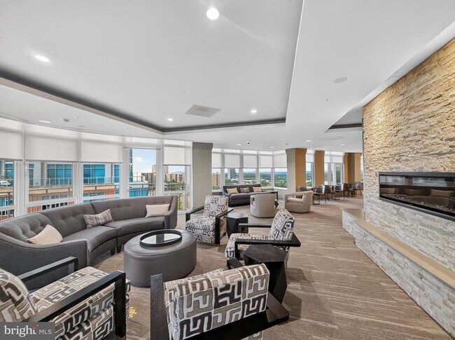 Building Photo - 8220 Crestwood Heights Dr