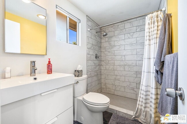 Building Photo - 2267 N San Antonio Rd