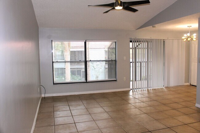 Building Photo - Lovely Condo for rent