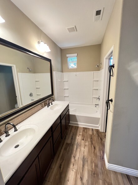 Master bathroom - 9931 Leavesly Trl