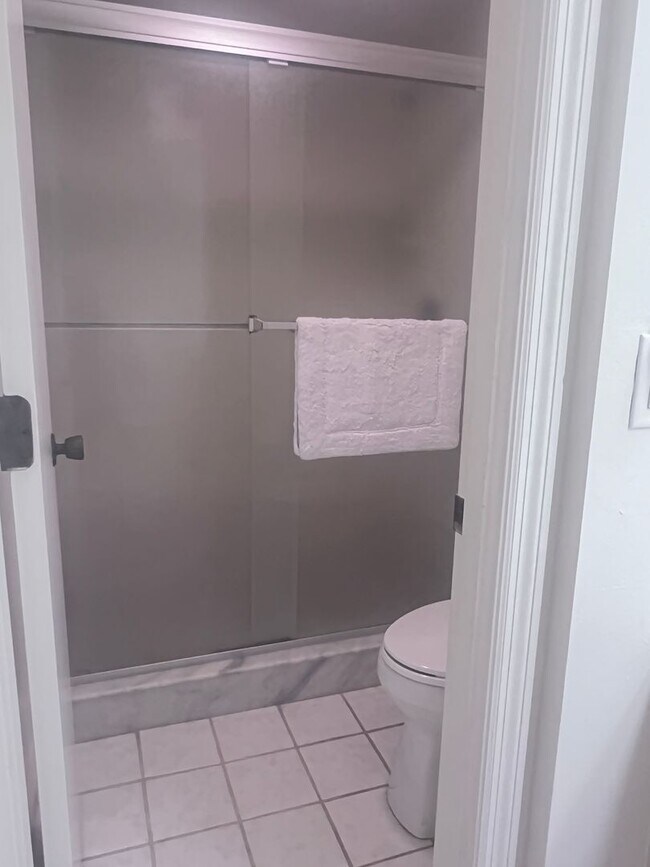 Building Photo - 2BR/2BA Condo on the Gulf in MacArthur Beach