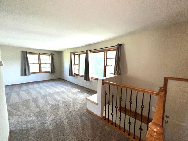 Building Photo - 3 Bed | 2 Bath | Single-Family Home | 2,400 Sq Ft