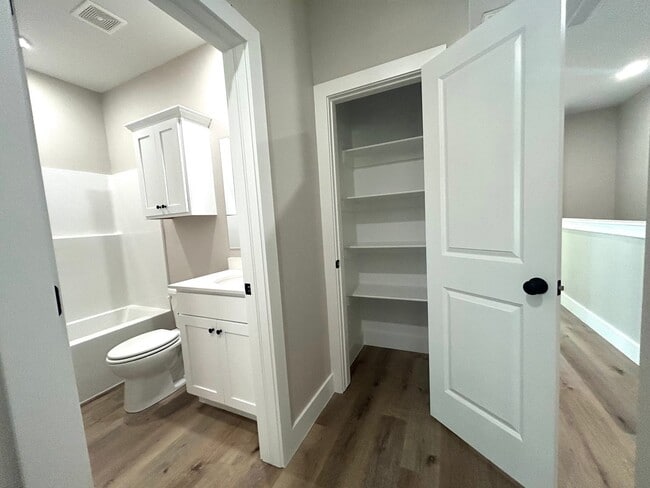 Building Photo - 3 Bed 2.5 Bath with garage Townhome!!