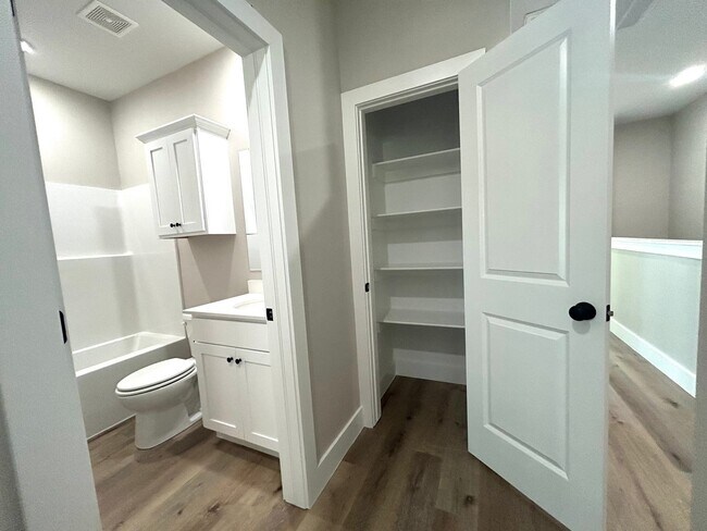 Building Photo - New 3 Bed 2.5 Bath with garage Townhome!!