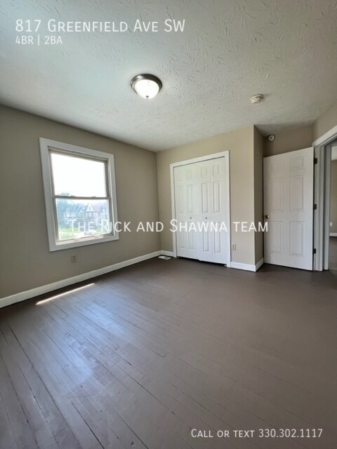 Building Photo - Large 4 bedroom home for rent with 2 baths...