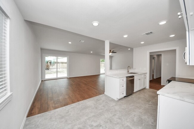 Building Photo - 6034 John Dreaper Dr