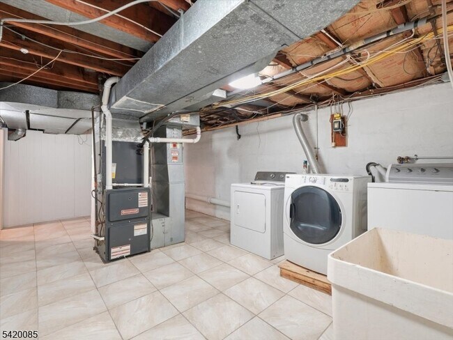 Building Photo - 95 Sycamore Ave