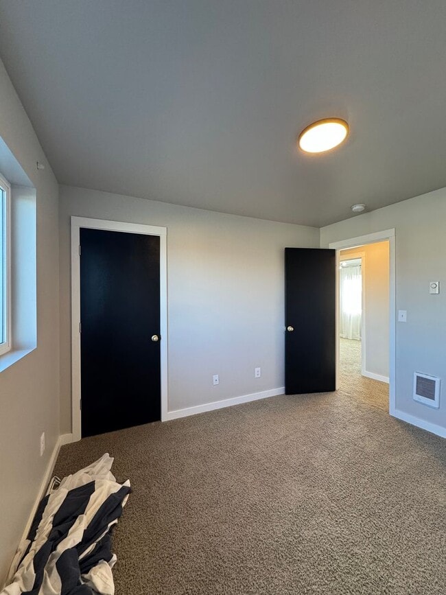 Building Photo - Newly Renovated & Ready to Impress!