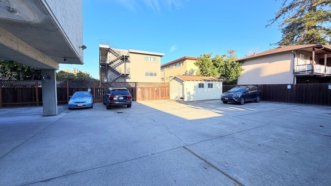 Building Photo - 2133 Santa Clara Ave