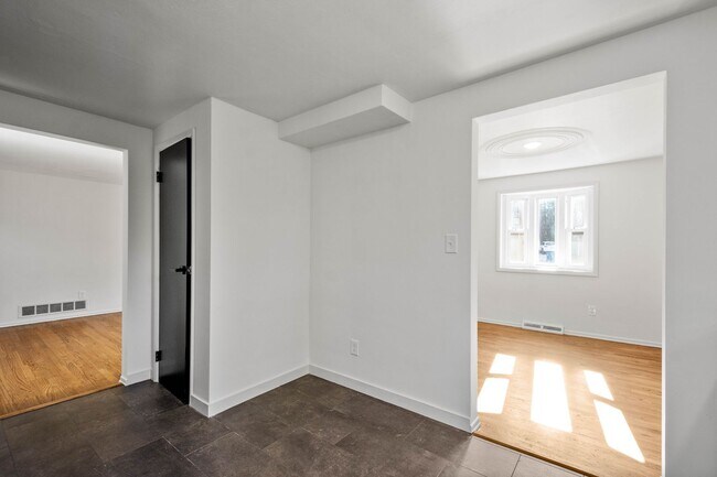 Building Photo - AVAILABLE NOW – Move In Today! NEWLY RENOV...