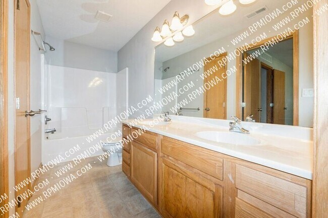 Building Photo - 440 SE Sagewood Cir