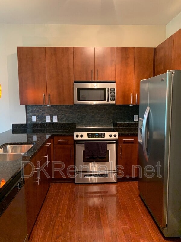 Building Photo - 711 Cosmopolitan Dr NE