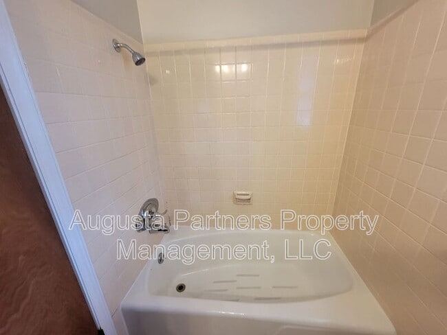 Building Photo - 1125 Crestview Dr