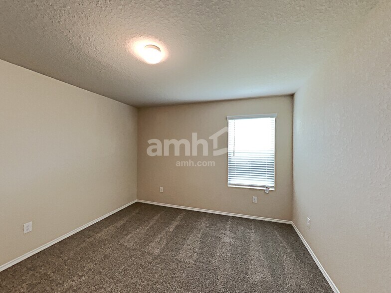 Building Photo - 747 Red Barn Bnd