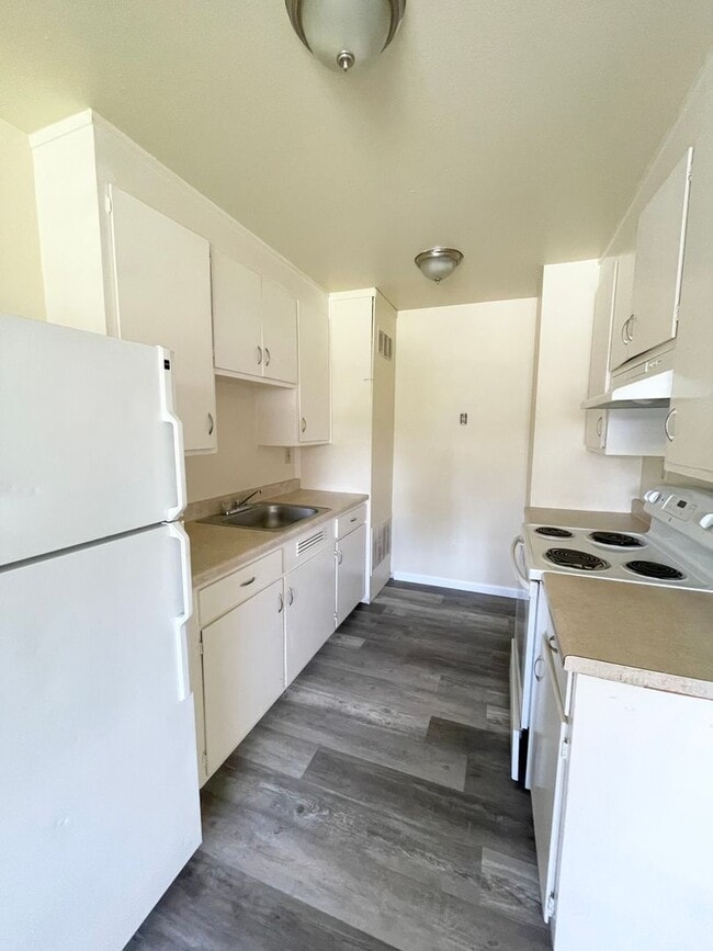 Building Photo - Cozy One Bedroom End Unit $1,650