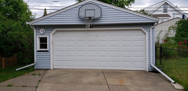 Building Photo - 2119 Waterbury Rd