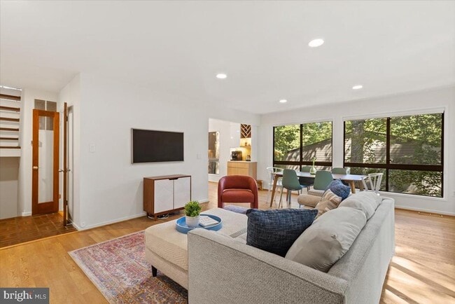 Building Photo - 9411 Fernwood Rd